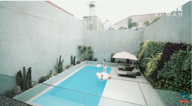 Beda dari kolam renang umumnya, milik Aura Kasih diisi air asin. Kolam pun tampak lebih jernih. (Foto: YouTube/AH)