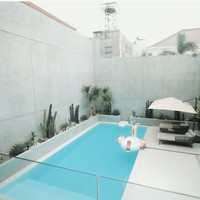 Beda dari kolam renang umumnya, milik Aura Kasih diisi air asin. Kolam pun tampak lebih jernih. (Foto: YouTube/AH)