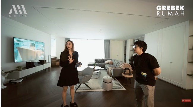 “Biaya renovasi hampir seperti beli baru,” ujar Aura Kasih saat muncul di konten Grebek Rumah milik YouTube Atta Halilintar. Sesuai judul video tersebut, rumah Aura ini disebut-sebut bernilai Rp 50 miliar. (Foto: YouTube/AH)