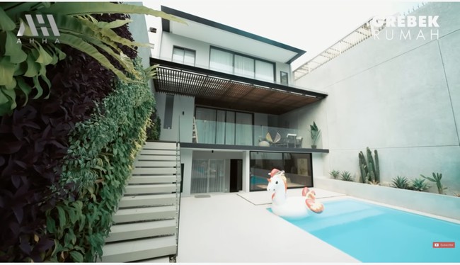 Penampakan halaman belakang rumah Aura. Balkon dimanfaatkan sebagai area nongkrong sembari menikmati pemandangan kolam renang. (Foto: YouTube/AH)