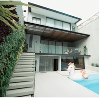 Penampakan halaman belakang rumah Aura. Balkon dimanfaatkan sebagai area nongkrong sembari menikmati pemandangan kolam renang. (Foto: YouTube/AH)