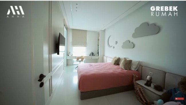 Inilah kamar putri Aura Kasih. Anaknya memang baru berusia empat tahun, tapi Aura memberi kamar yang lebih besar sebagai persiapan masa depan. (Foto: YouTube/AH)