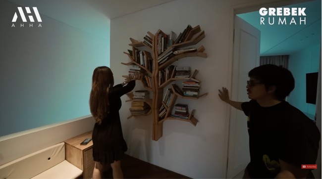 Siapa yang menyangka, penyanyi yang juga piawai ber-DJ ini punya hobi membaca. Buku favoritnya bahkan berbau filsafat. (Foto: YouTube/AH)