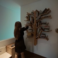 Siapa yang menyangka, penyanyi yang juga piawai ber-DJ ini punya hobi membaca. Buku favoritnya bahkan berbau filsafat. (Foto: YouTube/AH)