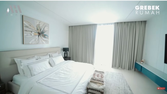 Untuk kamar utama, Aura memilih palet yang lembut dan menenangkan. Pilihan interior bernuansa gelap memberi aksen yang tak monoton. (Foto: YouTube/AH)