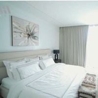 Untuk kamar utama, Aura memilih palet yang lembut dan menenangkan. Pilihan interior bernuansa gelap memberi aksen yang tak monoton. (Foto: YouTube/AH)