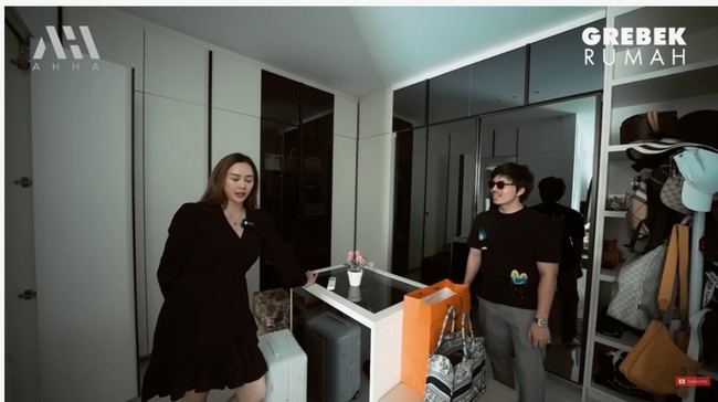 Kamar tersebut tentu saja dilengkapi walk-in closet untuk menyimpan baju sehari-hari hingga koleksi tas mewah Aura Kasih. (Foto: YouTube/AH)