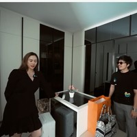 Kamar tersebut tentu saja dilengkapi walk-in closet untuk menyimpan baju sehari-hari hingga koleksi tas mewah Aura Kasih. (Foto: YouTube/AH)