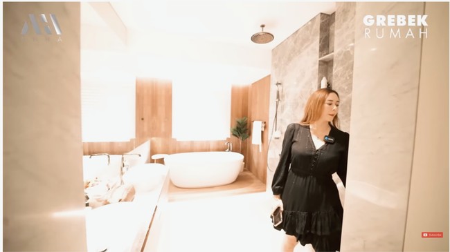 Lemari juga menjadi akses Aura menuju kamar mandi yang dilengkapi bathtub. (Foto: YouTube/AH)