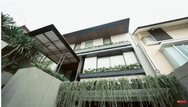 Kediaman Aura Kasih hadir dalam konsep townhouse berdesain minimalis modern. Setelah membeli rumah tersebut dalam kondisi sudah jadi, ia melakukan renovasi besar-besaran. (Foto: YouTube/AH)
