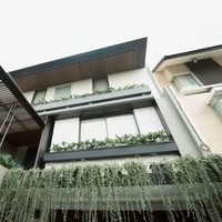 Kediaman Aura Kasih hadir dalam konsep townhouse berdesain minimalis modern. Setelah membeli rumah tersebut dalam kondisi sudah jadi, ia melakukan renovasi besar-besaran. (Foto: YouTube/AH)