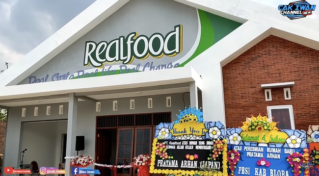 Tahun lalu, Pratama Arhan mendapat sponsor yang mau merenovasi rumah tersebut. Inilah penampakan rumahnya setelah melalui proses renovasi. (Foto: YouTube/Cak Iwan Channel New)