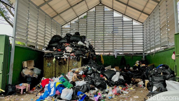 Sampah mulai menumpuk di TPS Kota Bandung.