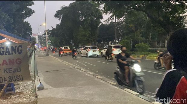 Sejumlah pemotor masih nekat lawan arah di Lenteng Agung di jam pulang kerja, Rabu (23/8/2023) malam ini.