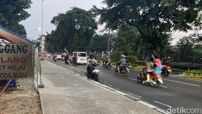 Sejumlah pemotor masih nekat lawan arah di Lenteng Agung di jam pulang kerja, Rabu (23/8/2023) malam ini.