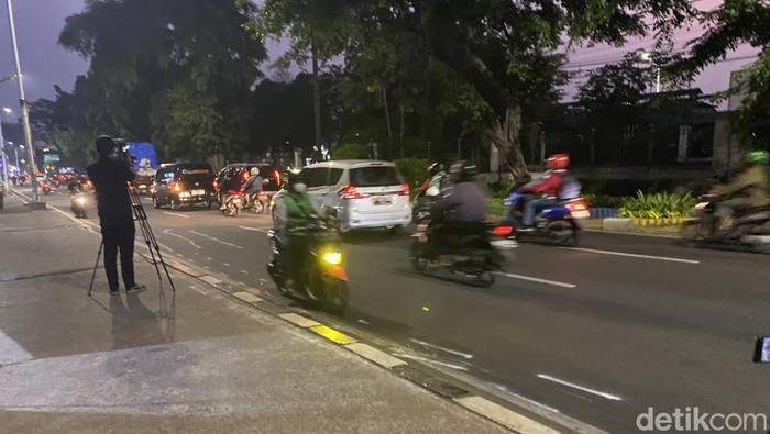 Sejumlah pemotor masih nekat lawan arah di Lenteng Agung di jam pulang kerja, Rabu (23/8/2023) malam ini.