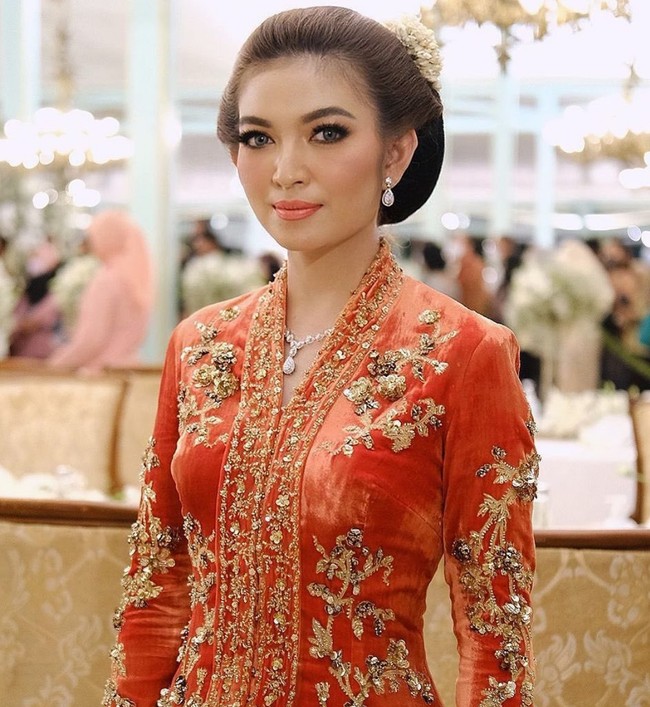 Selvi Ananda tampil mewah dan anggun mengenakan kebaya bartini berbahan beludru. Kebaya berwarna oranye dipercantik dengan rangkaian payet, manik-manik serta kristal. Istri Wali Kota Solo Gibran Rakabuming Raka ini melengkapi penampilannya dengan satu set perhiasan berlian berbentuk teardrops. Foto: Instagram/@doleytobing