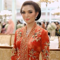 Selvi Ananda tampil mewah dan anggun mengenakan kebaya bartini berbahan beludru. Kebaya berwarna oranye dipercantik dengan rangkaian payet, manik-manik serta kristal. Istri Wali Kota Solo Gibran Rakabuming Raka ini melengkapi penampilannya dengan satu set perhiasan berlian berbentuk teardrops. Foto: Instagram/@doleytobing