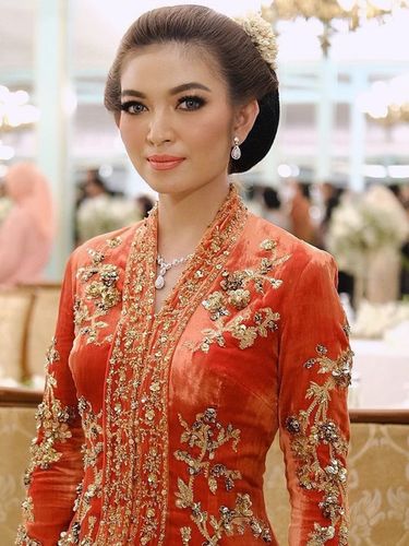 Selvi Ananda Pakai Kebaya