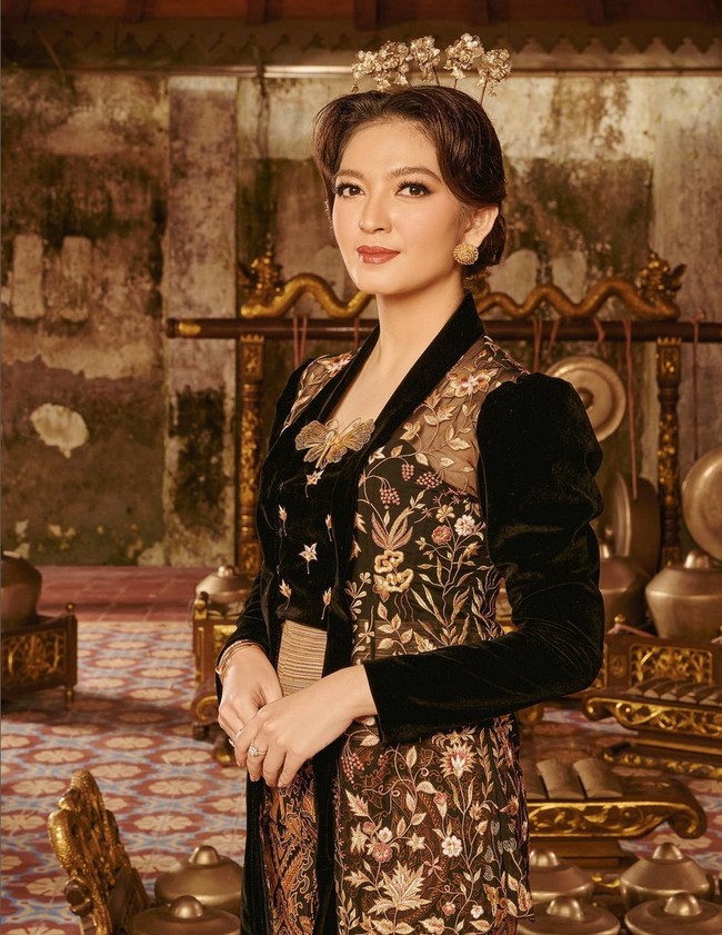 Kebaya hitam beludru dengan bordiran bunga memberi sentuhan kontemporer pada penampilan Selvi Ananda kali ini. Rambutnya disanggul modern dengan hiasan tusuk konde yang semakin mempercantikn penampilan. Foto: Instagram/@doleytobing