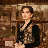 Kebaya hitam beludru dengan bordiran bunga memberi sentuhan kontemporer pada penampilan Selvi Ananda kali ini. Rambutnya disanggul modern dengan hiasan tusuk konde yang semakin mempercantikn penampilan. Foto: Instagram/@doleytobing