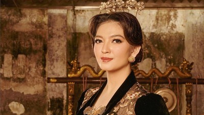 Adu Gaya 2 Menantu Cantik Presiden Jokowi Berkebaya, Selvi Vs. Erina