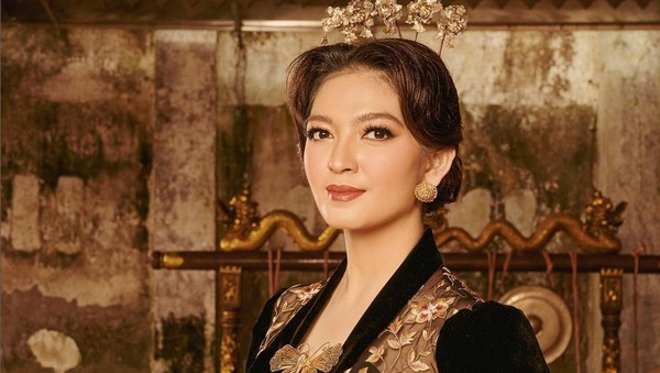 Adu Gaya 2 Menantu Cantik Presiden Jokowi Berkebaya, Selvi Vs. Erina