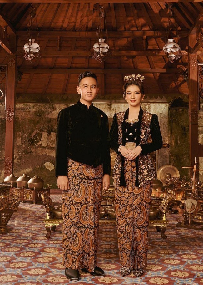 Aura bak putri Keraton terpancar saat Selvi Ananda pose bersama sang suami. Kebaya model kutu baru cantik berpadu dengan kain batik khas Solo. Foto: Instagram/@doleytobing