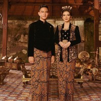Aura bak putri Keraton terpancar saat Selvi Ananda pose bersama sang suami. Kebaya model kutu baru cantik berpadu dengan kain batik khas Solo. Foto: Instagram/@doleytobing