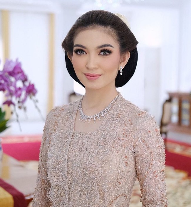 Wanita 34 tahun ini pernah menjadi Putri Solo pada 2009. Kini Selvi aktif sebagai ibu PKK Solo dan menjadi ketua Tim Penggerak (TP) PKK Solo. Selvi Ananda merupakan lulusan STIE-AUB, Solo dengan program studi Akuntansi. Foto: Instagram/@doleytobing