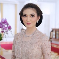 Wanita 34 tahun ini pernah menjadi Putri Solo pada 2009. Kini Selvi aktif sebagai ibu PKK Solo dan menjadi ketua Tim Penggerak (TP) PKK Solo. Selvi Ananda merupakan lulusan STIE-AUB, Solo dengan program studi Akuntansi. Foto: Instagram/@doleytobing