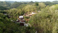 Selama ratusan tahun, warga desa sulit mendapatkan air bersih mengingat kontur wilayah Desa Gendayakan yang sebagian besar perbukitan berbatu gamping (karst) dan vegetasi berakar dangkal, membuat  air tidak tersimpan di dalam tanah.   