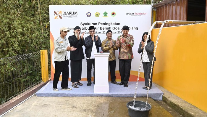 (kiri ke kanan) Perwakilan Gapadri ITNY,  Gus Yayan dari Padepokan Dakwah Sunan Kalijaga (PADASUKA), Deputy Program Director Bakti Sosial Djarum Foundation Achmad Budiharto, Kepala Desa Gendayakan Heri Sutopo, Ketua Tim Suwarno, dan Wakil Rektor III Dr Winarti, ST, MT, meresmikan Sistem Distribusi Air Bersih Goa Jomblang di Desa Gendayakan, Paranggupito, Wonogiri, Jawa Tengah.