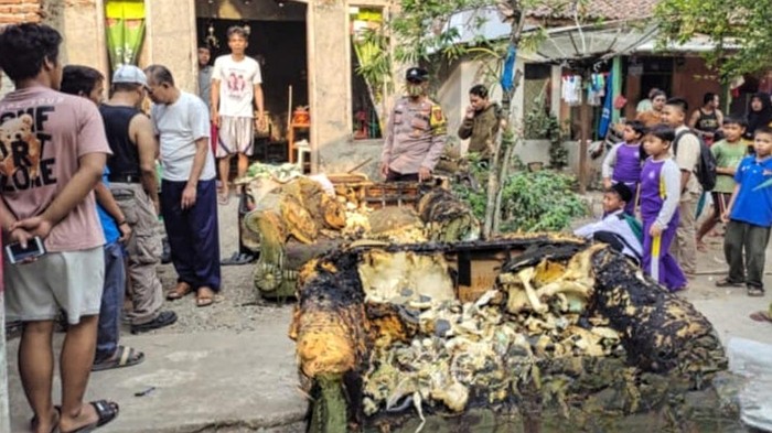 Sofa yang dibakar oleh AG (25) gegara tak diberi uang oleh ibunya
