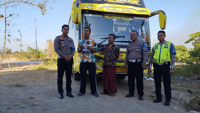 Sopir dan bus pariwisata asal Gresik