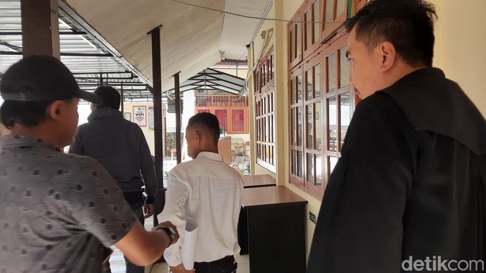 Ruslan saat meninggalkan ruang sidang di Pengadilan Negeri (PN) Sorong, Rabu (23/8/2023).