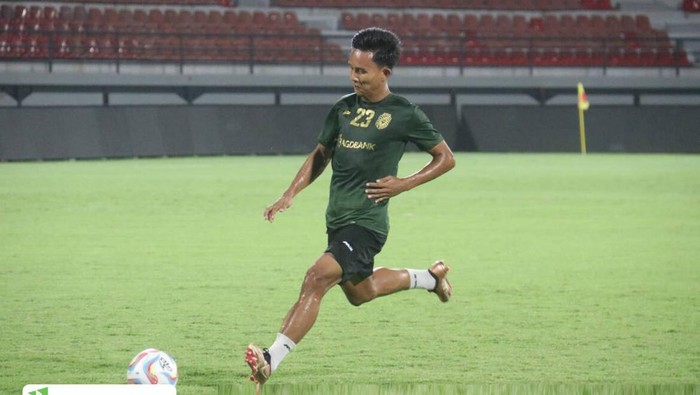 Striker Yangon United Yan Kyaw Htwe bersiap menghadapi PSM Makassar dalam laga playoff AFC Cup 2023/2024.