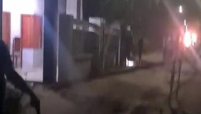 Suasana mencekam saat perusakan rumah warga oleh puluhan pesilat di Jember.
