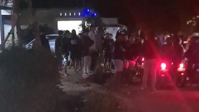 Suasana mencekam saat perusakan rumah warga oleh puluhan pesilat di Jember.