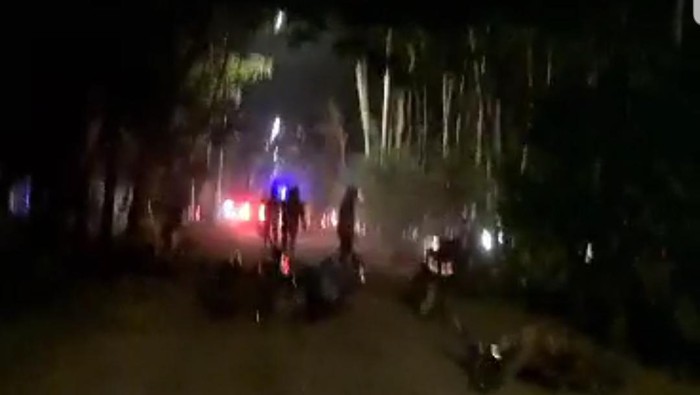 Suasana mencekam saat puluhan orang diduga anggota perguruan silat merusak rumah warga di Jember.