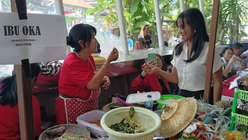 Suasana transaksi jual beli di kantin disabilitas yang ada di Gedung Graha Nawasena, Jalan Kamboja No. 4 Denpasar, Bali pada Rabu (23/8/2023). (Ni Made Lastri Karsiani Putri-detikBali)