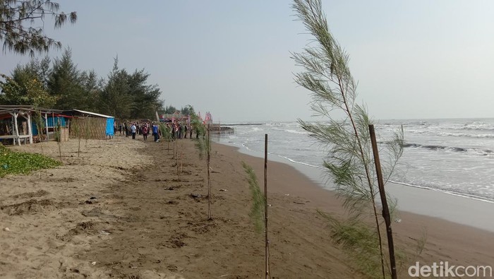 Suasana wisata pantai Tirta Ayu di Balongan Indramayu