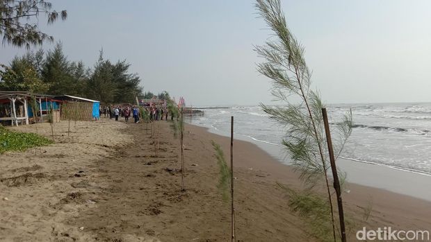 Suasana wisata pantai Tirta Ayu di Balongan Indramayu Suasana wisata pantai Tirta Ayu di Balongan Indramayu