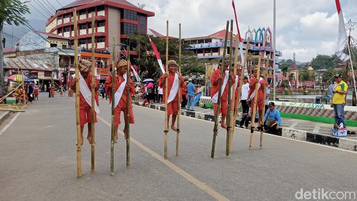 Pemerintah Kabupaten Tana Toraja, Sulawesi Selatan (Sulsel) menggelar lomba gerak jalan Matekka atau Engrang dalam rangka HUT ke-66 Tana Toraja.