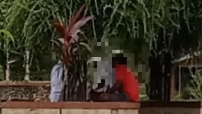 Tangkapan layar aksi pelajar di Payakumbuh mesum di taman