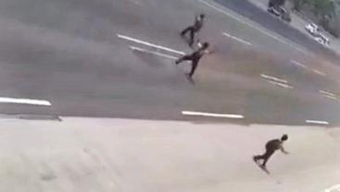 Tangkapan layar video bocah SD joget di Tol Japek.
