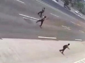 Kala Bocah Karawang Menantang Maut di Tol Japek