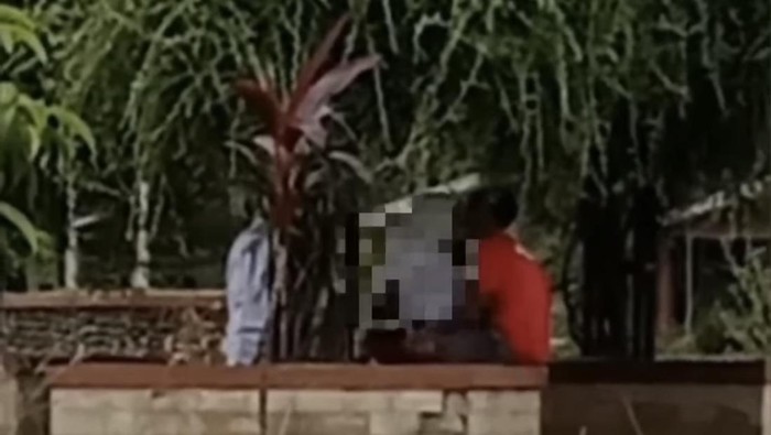Tangkapan layar video viral pelajar mesum di taman wilayah Payakumbuh