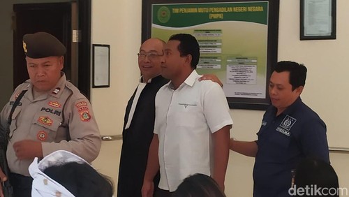 Terdakwa I Made Bagiyasa (42) alias Bagik, saat digiring petugas keluar dari ruang sidang Pengadilan Negeri (PN) Negara, Rabu (23/8/2203)