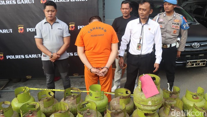 Tersangka kasus pengoplos gas LPG ilegal di Garut